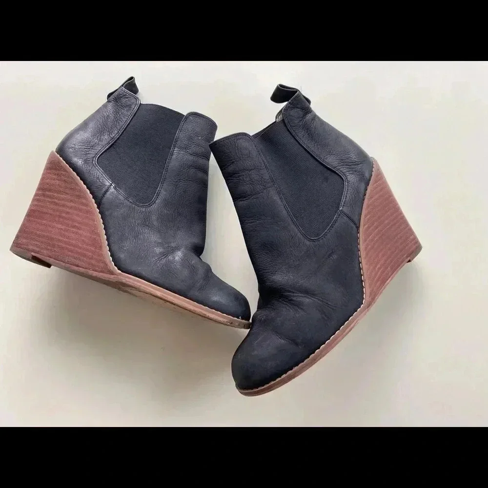 Hinge Tucker wedge booties